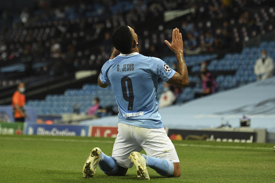 El jugador del Manchester City, Gabriel Jesus, celebra tras anotar el segundo gol del cuadro durante el partido de vuelta de los octavos de final de la Liga de Campeones contra el Real Madrid, en Manchester, Inglaterra, el viernes 7 de agosto de 2020. (Oli Scarff/Pool Photo vía AP)