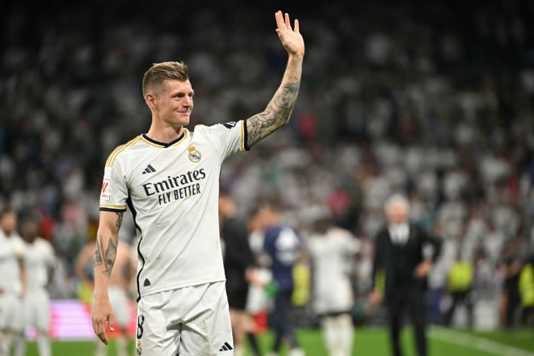 Toni Kroos saluda al público en su último partido con el Real Madrid en el Santiago Bernabéu, contra el Betis en la última jornada de la Liga española. En Madrid, el 25 de mayo de 2024 (JAVIER SORIANO)