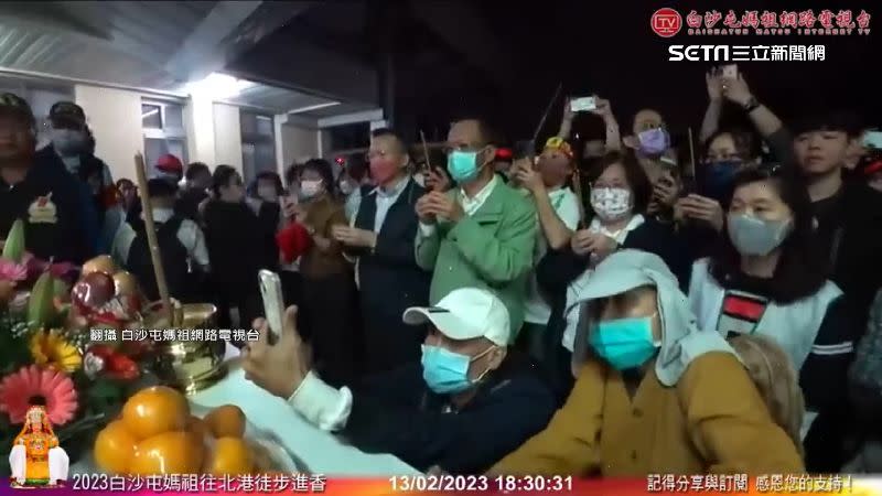 白沙屯媽祖停下安頓後，廟方人員開始參拜，許多民眾拿起手機記錄這刻。（圖／翻攝自白沙屯媽祖網路電視台）