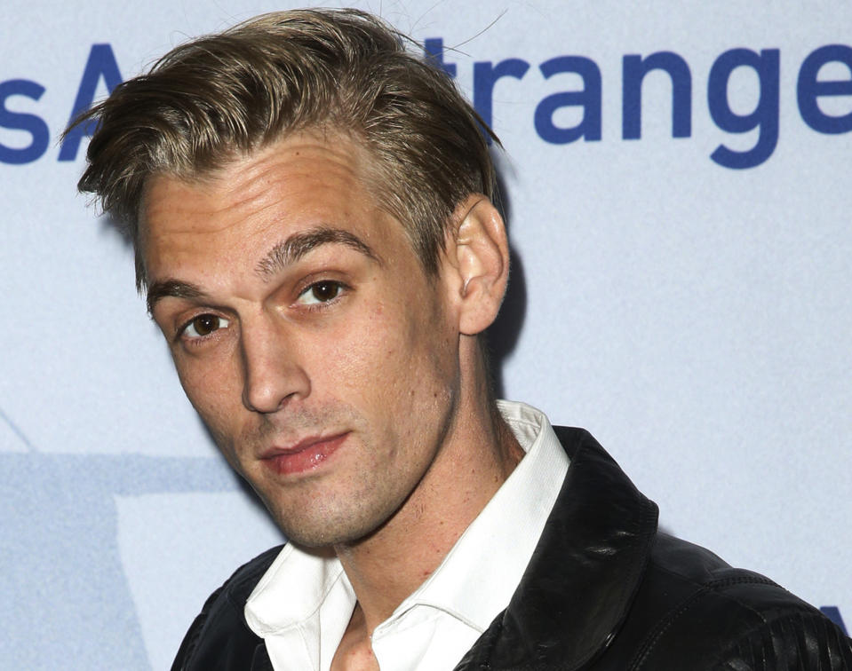 ARCHIVO - El cantante Aaron Carter llega al estreno de "Saints & Strangers" en el Teatro Saban en Beverly Hills, California, el 9 de noviembre de 2015. Carter se ahogó accidentalmente en su bañera debido a sedantes que había tomado y gas usado en limpiadores en aerosol que había inhalado, según un informe forense divulgado el martes 18 de abril de 2023. El cantante y rapero que comenzó a actuar cuando era niño y tuvo álbumes exitosos desde su adolescencia, fue encontrado muerto el 5 de noviembre de 2022 en su casa en el sur de California. Tenía 34 años. (Foto de Rich Fury/Invision/AP, archivo)