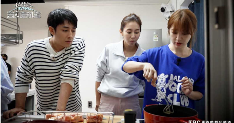 尹恩惠（右）在節目中大展廚藝，美味料理獲得隊友盛讚。（東森提供）