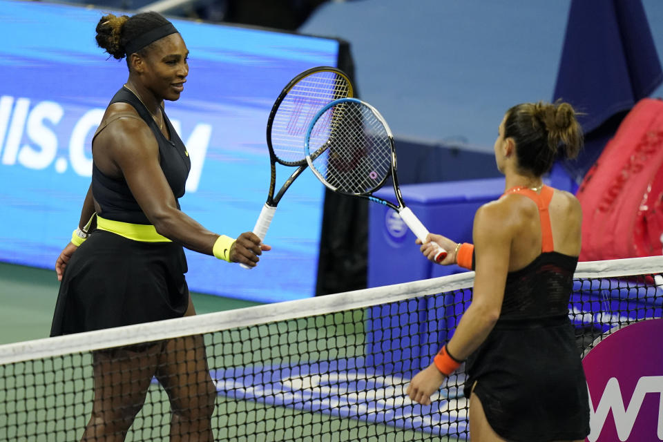 Serena Williams (izquierda) saluda con su raqueta a Maria Sakkari tras la victoria de Sakkari en el partido por la tercera ronda del Abierto Western & Southern, el martes 25 de agosto de 2020, en Nueva York. (AP Foto/Frank Franklin II)