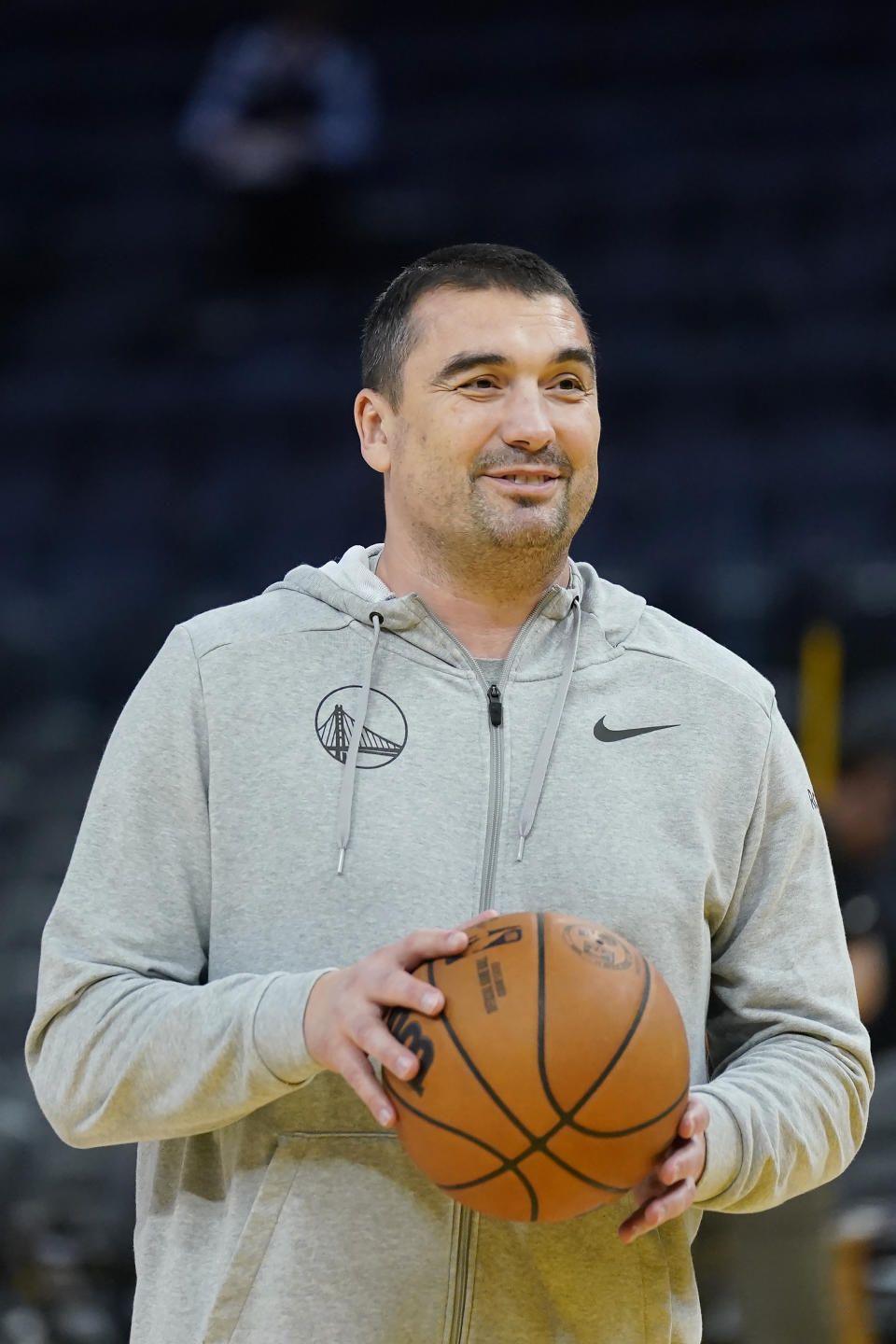 Golden State Warriors assistant coach Dejan Milojevic watches players warm up before an NBA preseason basketball game against the Denver Nuggets in San Francisco, Friday, Oct. 14, 2022. Warriors assistant coach Dejan Milojević, a mentor to two-time NBA MVP Nikola Jokic and a former star player in his native Serbia, died Wednesday, Jan. 17, 2024, after suffering a heart attack, the team announced. Milojević, part of the staff that helped the Warriors win the 2022 NBA championship, was 46. (AP Photo/Jeff Chiu)