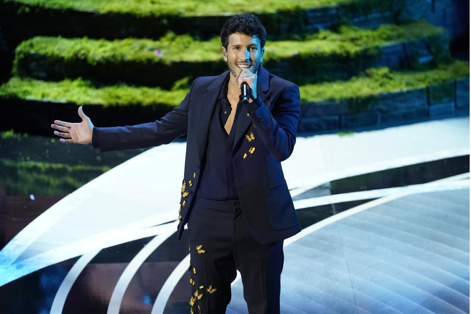 ARCHIVO - Sebastián Yatra canta "Dos oruguitas" de "Encanto" en la ceremonia de los premios Oscar el domingo 27 de marzo de 2022 en el Teatro Dolby en Los Ángeles. Yatra recibirá el premio al artsita del año de RIAA el 19 de septiembre de 2023, pocos días después del lanzamiento de su canción "Energía bacana". (Foto AP/Chris Pizzello)