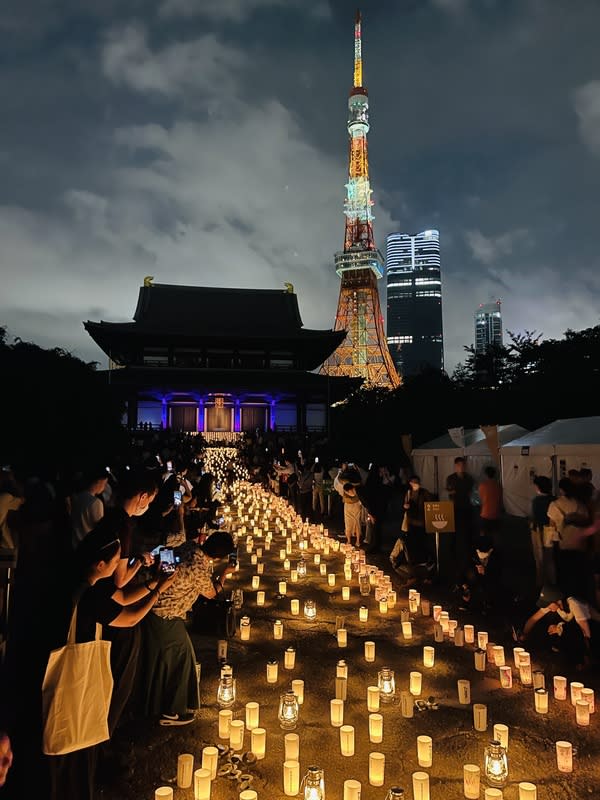 讓都市空間更美 日本城市發展夜間藝術 為讓都市空間更美，藉由景觀照明創造多彩多姿風 貌，是觀光或打造城鎮不可或缺要素，愈來愈多城市 思考發 展夜間經濟或增加夜間觀光資源。圖為2023年夏天在 東 京鐵塔旁的增上寺廣場的銀河祈福點燈活動。 中央社記者楊明珠東京攝  113年5月5日 