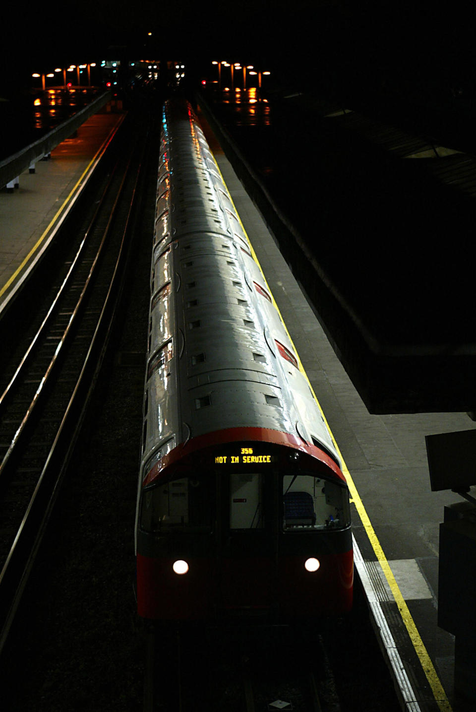 A Heathrow-bound Piccadilly line underground train stands stationary at Northfields station in west London 28 August 2003 as a major power failure in parts of London put rail networks out of action during rush hour. London Mayor Ken Livingstone ruled out terrorism as cause for the powercut that caused travel chaos for up to 500,000 people. Electricity was restored to most of the British capital within hours.  (Photo credit should read JIM WATSON/AFP via Getty Images)