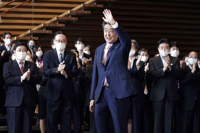 卸任日本首相的安倍晉三向同仁告別。（美聯社）