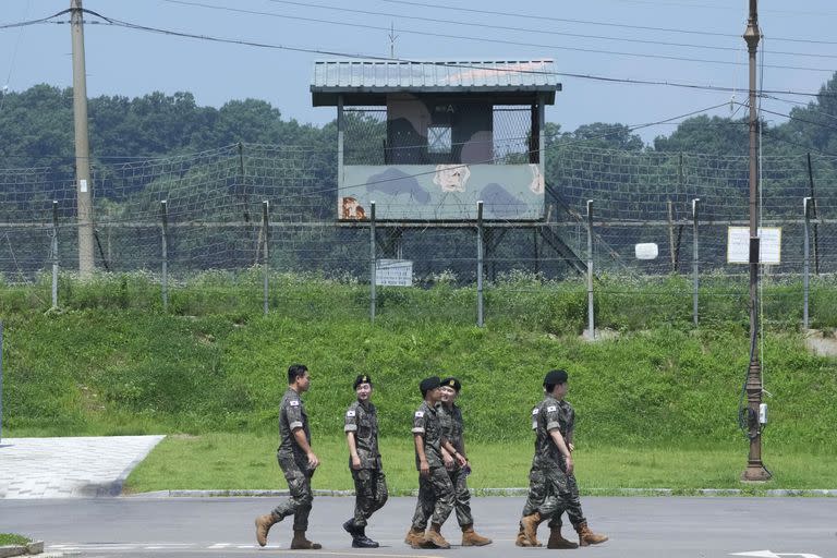 Soldados del ejército surcoreano pasan junto a un puesto de guardia militar en el Pabellón Imjingak en Paju, Corea del Sur, cerca de la frontera con Corea del Norte, el miércoles 19 de julio de 2023. 
