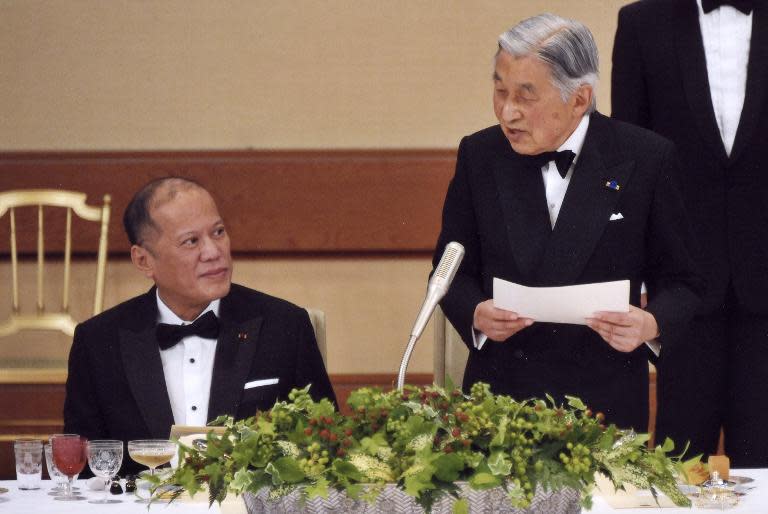 Philippine President Benigno Aquino (L) listens to Japan's Emperor Akihito during a state dinner at the Imperial Palace in Tokyo, on June 3, 2015