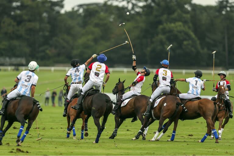 Facundo Pieres intenta hacerse de la bocha, seguido por Bartolomé Castagnola (h.) y Alfonso Pieres (h.), en una escena de aquel partido de hace cinco años, en un típico escenario británico de polo de césped verde intenso y dañado por las pisadas de los caballos.