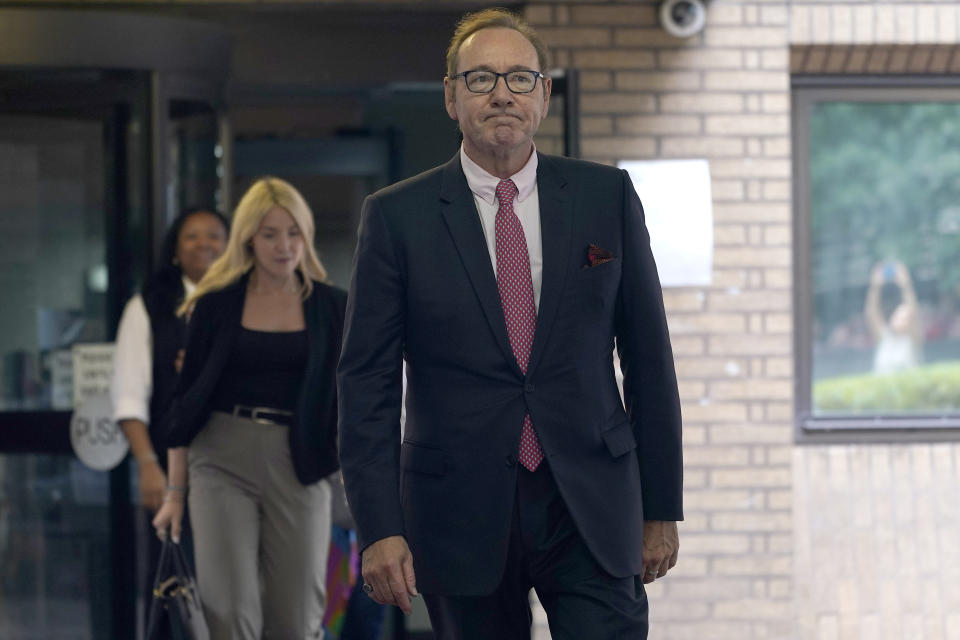 El actor Kevin Spacey se dirige a los medios de comunicación frente al Tribunal de la Corona en Southwark, Londres, el miércoles 26 de julio de 2023. Un jurado absolvió a Kevin Spacey de nueve delitos sexuales. El astro de Hollywood, de 64 años, había sido juzgada en el Tribunal de la Corona en Southwark acusado de agredir sexualmente a cuatro hombres en el período comprendido entre 2001 y 2013. (Foto AP/Alberto Pezzali)