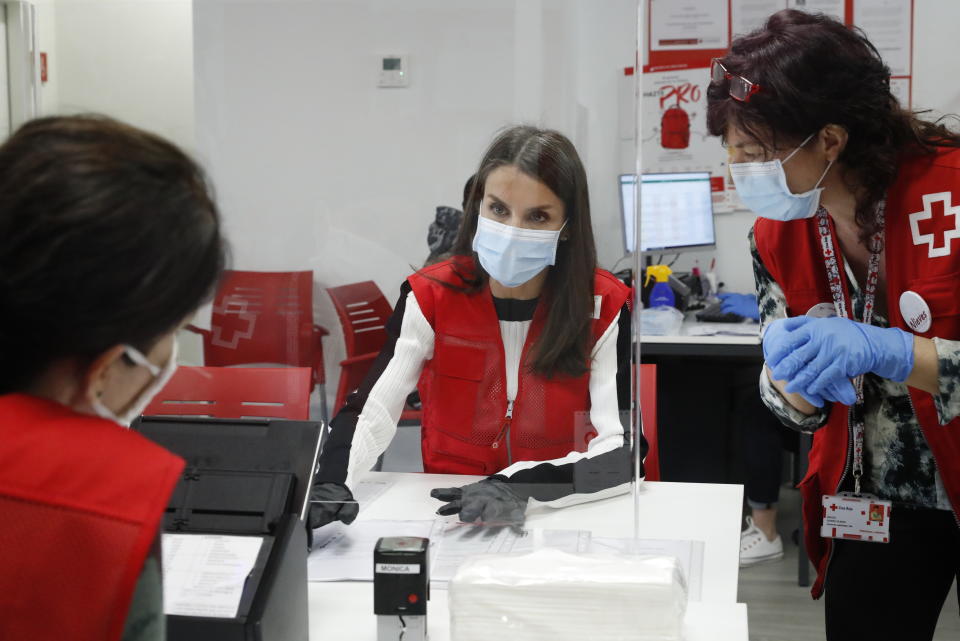 MADRID, SPAIN - MAY 11: In this handout photo provided by Casa de S.M. el Rey Spanish Royal Household, Queen Letizia of Spain (C) visits a Red Cross office and participates as a volunteer on May 11, 2020 in Madrid, Spain. (Photo by Casa de S.M. el Rey Spanish Royal Household via Getty Images)