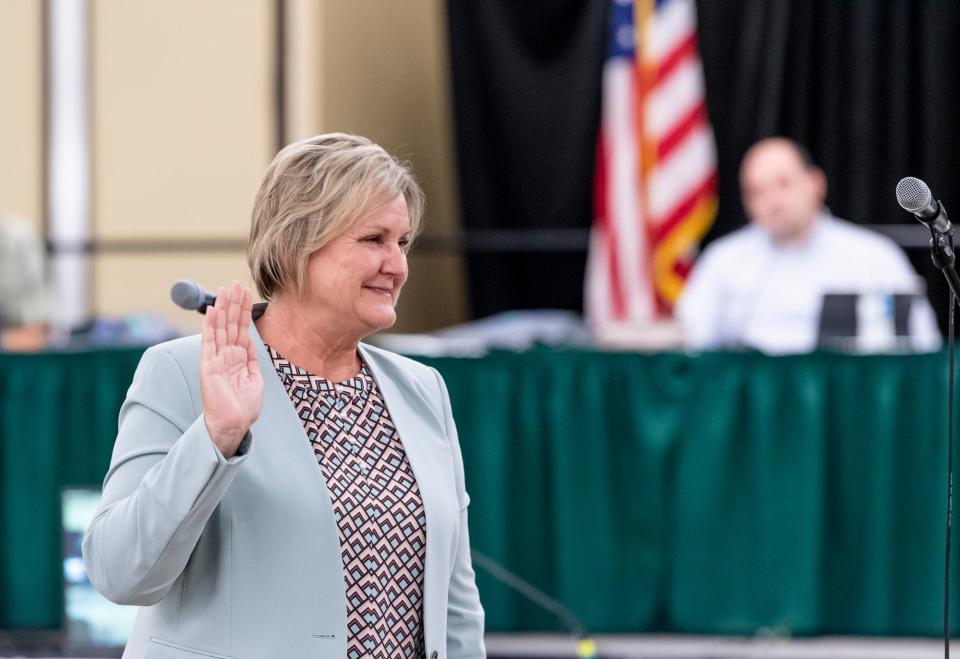 Liz Wynn takes the oath of office as the new Visalia City Councilwoman Monday, August 16, 2021. She replaces Phil Cox and represents District 1.