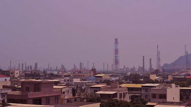 高雄煉油廠（圖片來自維基百科）