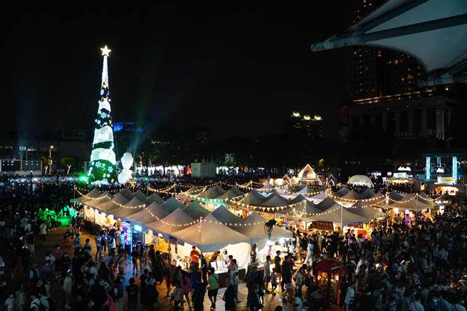 新北歡樂耶誕城吸引許多民眾前來。（新北市觀光旅遊局提供）