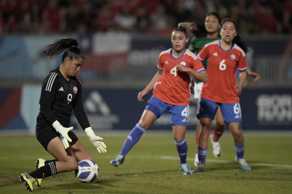 La arquera de Chile, José María Urrutia, controla el balón contra México durante la final del fútbol femenino de los Juegos Panamericanos en Valparaíso, Chile, viernes, Nov. 3, 2023. (AP Foto/Eduardo Verdugo)