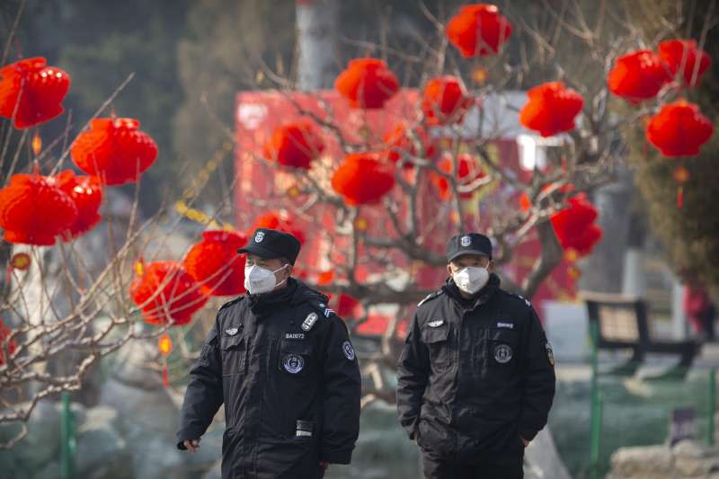 武漢肺炎疫情擴散，中國北京安全人員戴口罩避免感染（AP）