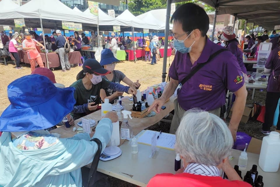 集結花蓮、臺東2縣8個農會共同辦理的「花東米其鄰農業體驗嘉年華」，規劃50個農業體驗攤位、美食市集、木虌果小學堂等豐富內容。