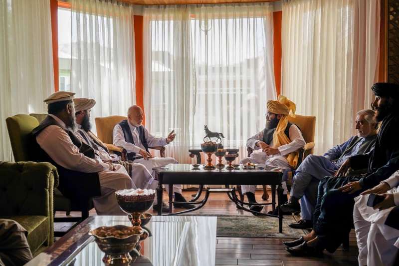 2021年8月18日，神學士領導人與阿富汗前總統卡札（Hamid Karzai）在喀布爾會面，討論政權移交事宜。（美聯社）