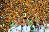 <p>Deutschland hat den Confed-Cup gewonnen! Jogi Löw, der gerade mit dem Umbau der Nationalmannschaft beschäftigt ist, schaffte es mit einer B-Auswahl bis zum Titel. Nächster Halt: WM-Titel nächstes Jahr in Russland verteidigen. (Bild: Christian Charisius/dpa) </p>