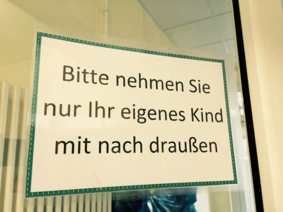 Der Sinn hinter den meisten Schildern ist eigentlich oft ein ernster. Und trotzdem bringen sie einen zum Schmunzeln – wie zum Beispiel dieser Vermerk. Vermutlich an einer Kindergartentür befestigt wirkt er doch ziemlich belustigend. Also Finger weg von fremdem Nachwuchs! (Bild-Copyright: Twitter/zettelgold)