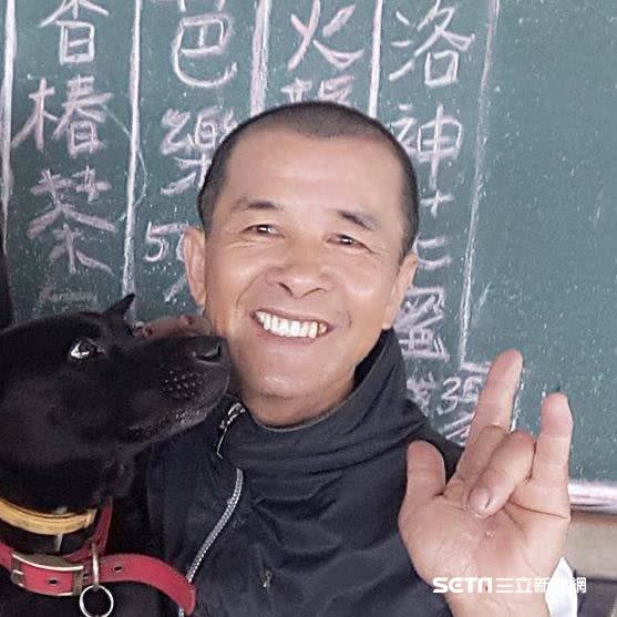 愛犬黑龍的陪伴讓阿港伯很知足，對他來說，黑龍就是兄弟、家人。（資料照／臉書粉專吉安楊文港授權提供）