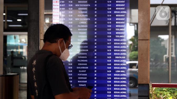Penumpang pesawat berjalan keluar dari Terminal 2 Bandara Soekarno Hatta, Tangerang, Banten, Selasa (18/5/2021). Berdasarkan data pengelola Bandara Soekarno Hatta pada hari pertama ascalarangan mudik, tercatat ada 76.942 pergerakan penumpang. (Liputan6.com/Angga Yuniar)