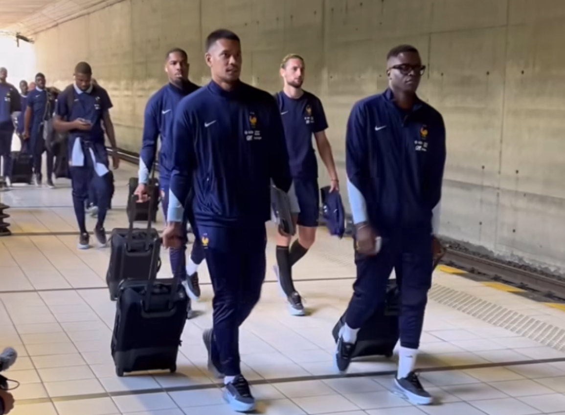 Partis de la gare de Massy ce mardi 4 juin, les Bleus ont effectué 1h24 de trajet en train pour rejoindre Metz, où ils affronteront le Luxembourg mercredi soir.