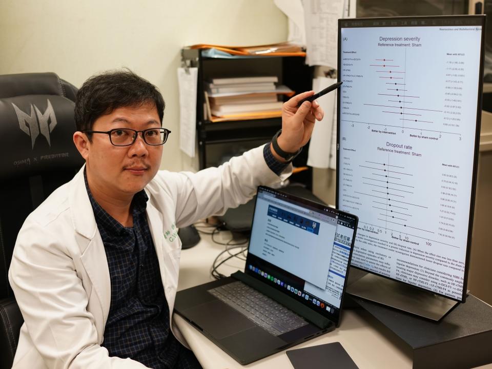 許智維醫師說明憂鬱症患者四種非侵入性腦刺激(NIBS)最佳治療模式。 (記者黃福鎮翻攝)