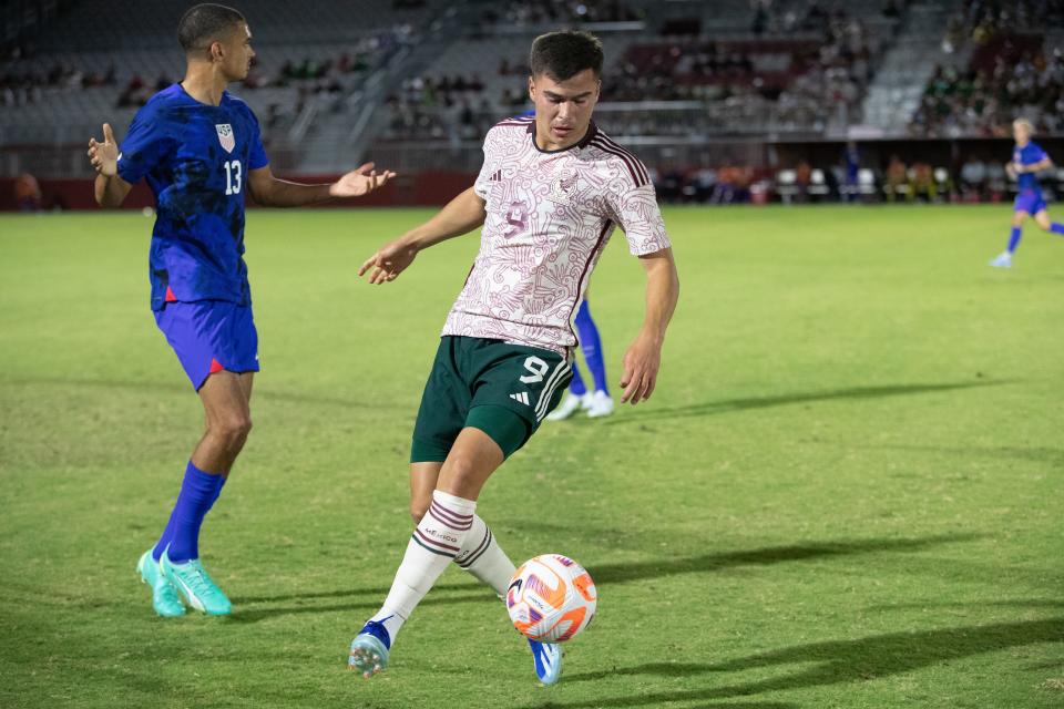 El delantero mexicano Ion Itson (9) controla el balón en el Phoenix Rising FC el 11 de octubre de 2023. Nicole Mullen/The Republic