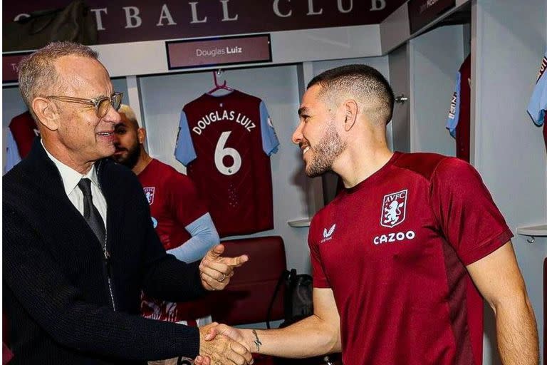 Tom Hanks posa en el vestuario de Aston Villa junto al argentino Emiliano Buendía