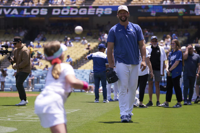 Clayton Kershaw's mother dies; Dodgers pitcher still with team