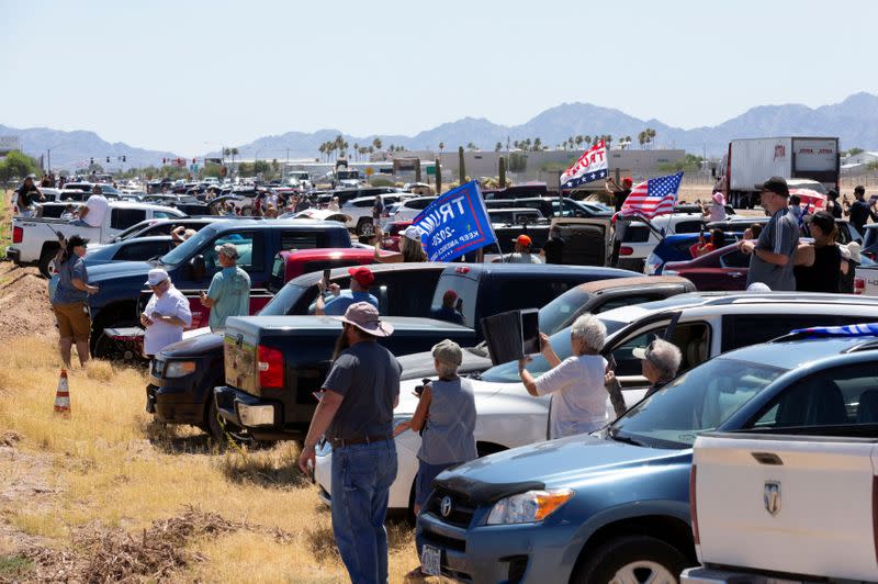 Trump surveys U.S.-Mexican border