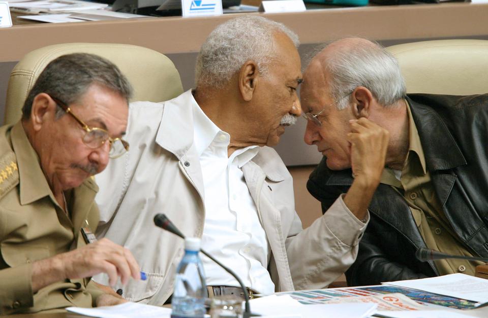 Raúl Castro y los dirigentes históricos cubanos Juan Almeida Bosque y Abelardo Colome durante una sesión del Consejo de Ministros en La Habana en 2003 (AFP/Archivos | )