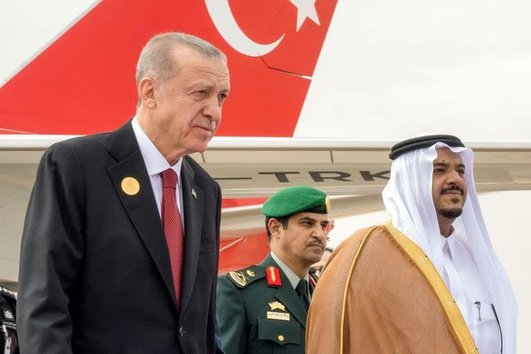 El presidente turco, Recep Tayyip Erdogan, llega para asistir a la cumbre de emergencia de la Liga Árabe.