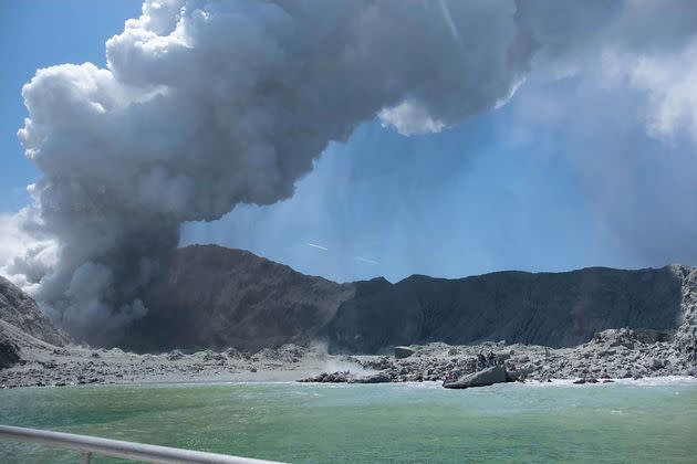 Photo montrant l'éruption sur White Island, quelques minutes après le début, lundi.