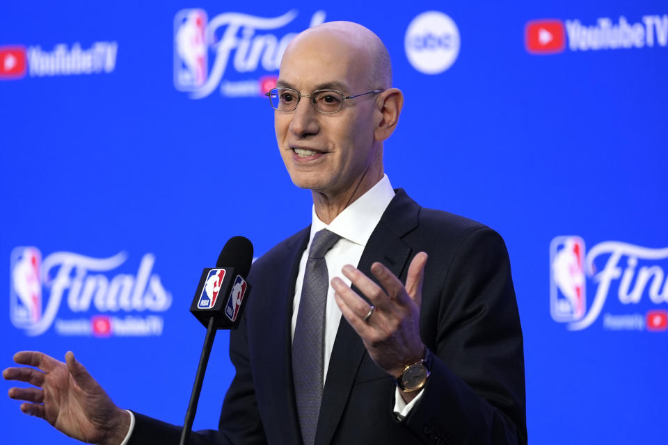 El comisionado de la NBA, Adam Silver, adelantó que la expansión de la Liga estará en consideración en el futuro cercano.. (AP Foto/Charles Krupa)