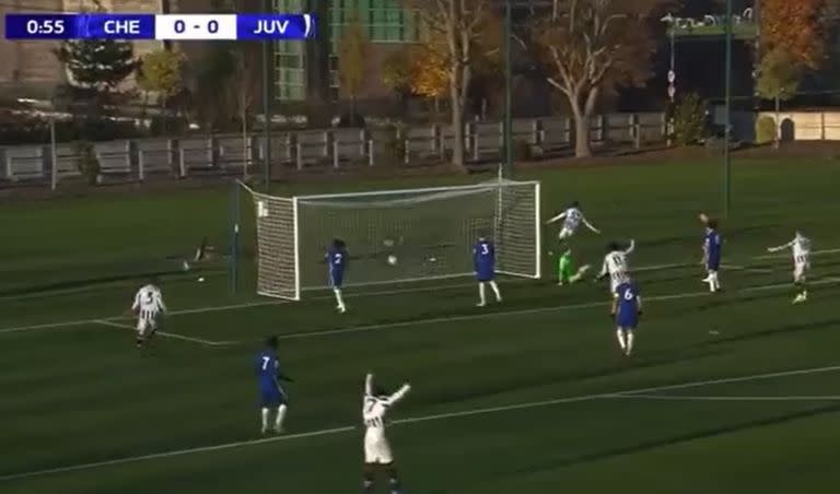 Matías Soulé ya festeja el gol para Juventus ante Chelsea