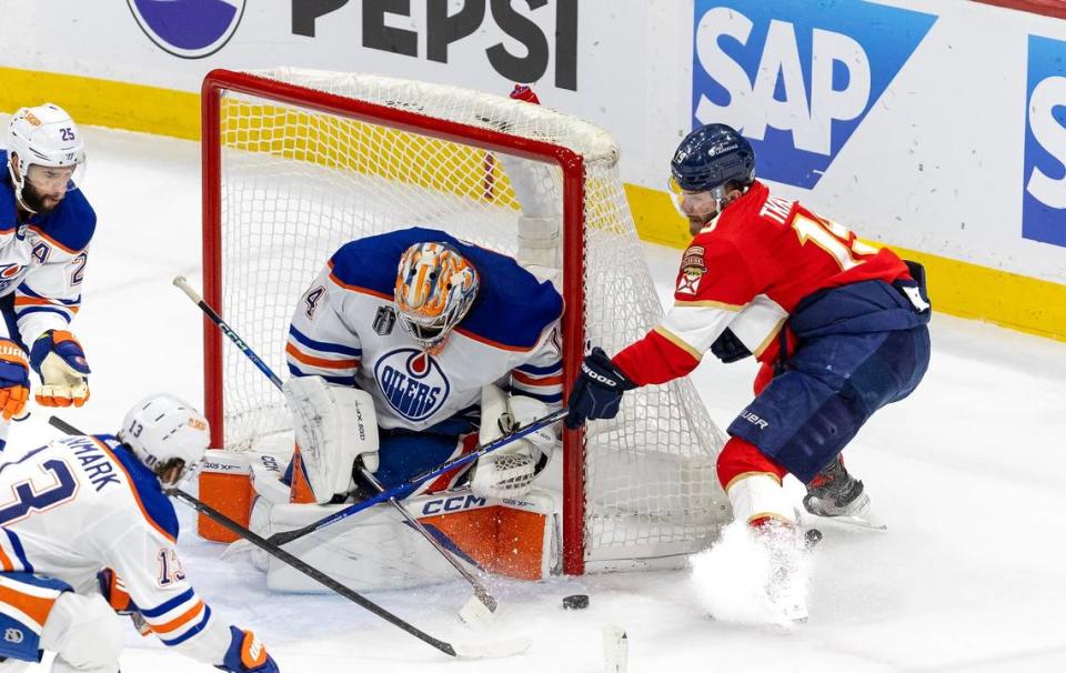 El portero de los Oilers de Edmonton trata de detener el ataque de Matthew Tkachuk, de los Panthers (der.), en el quinto partido de la Final de la Stanley Cup, celebrado el 18 de junio de 2024 en el Amerant Bank Arena en Sunrise, Florida.