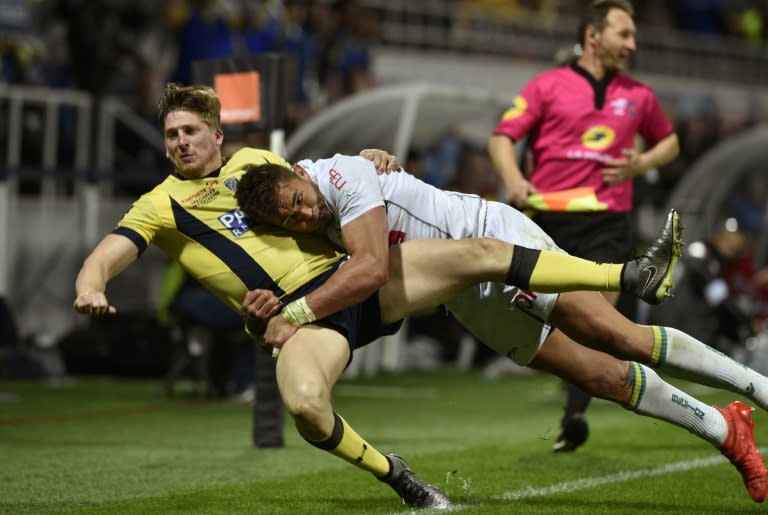 Clermont's winger David Strettle (L) vies with Pau's centre Jale Vatubua during the French Top 14 rugby match March 18, 2017