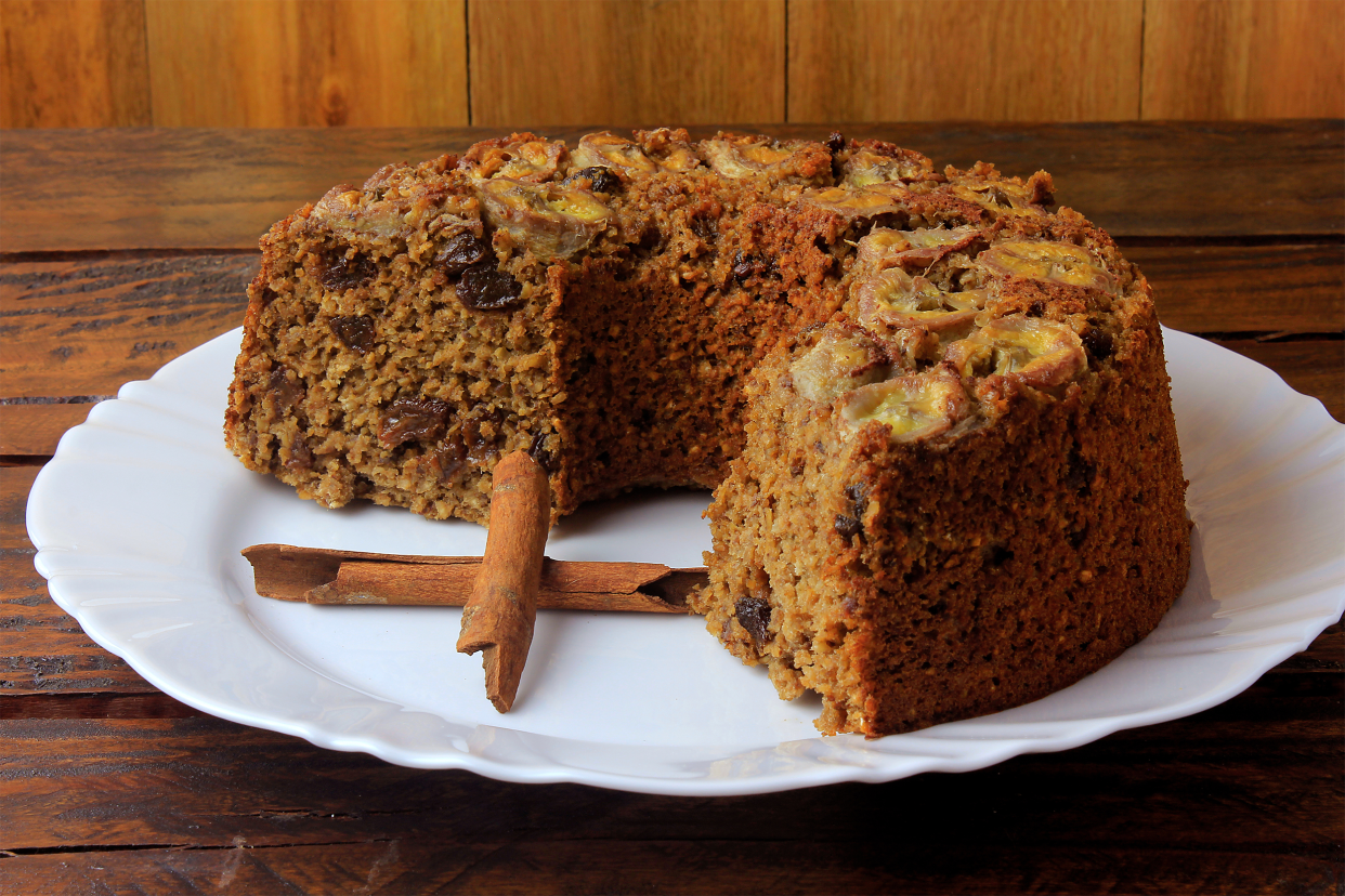 spice cake with cinnamon and raisins