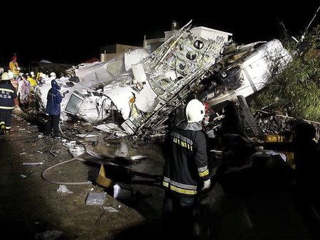 Rescue personnel survey the wreckage of TransAsia Airways flight GE222 on Taiwan's offshore island of Penghu, July 23, 2014. REUTERS/Wong Yao-wen