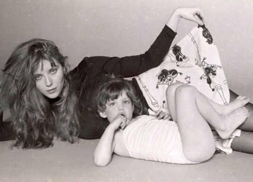 Diesen Schnappschuss aus den späten 1970er-Jahren schickte der goldige Zwerg im Vordergrund an seine Mama Bebe Buell – übrigens ein ehemaliges Playmate – als süßen Instagram-Gruß zum Geburtstag. Hm, keine Ahnung, wer hier seine ersten Erfahrungen vor der Kamera sammelt? Es ist … (Bild: Instagram)