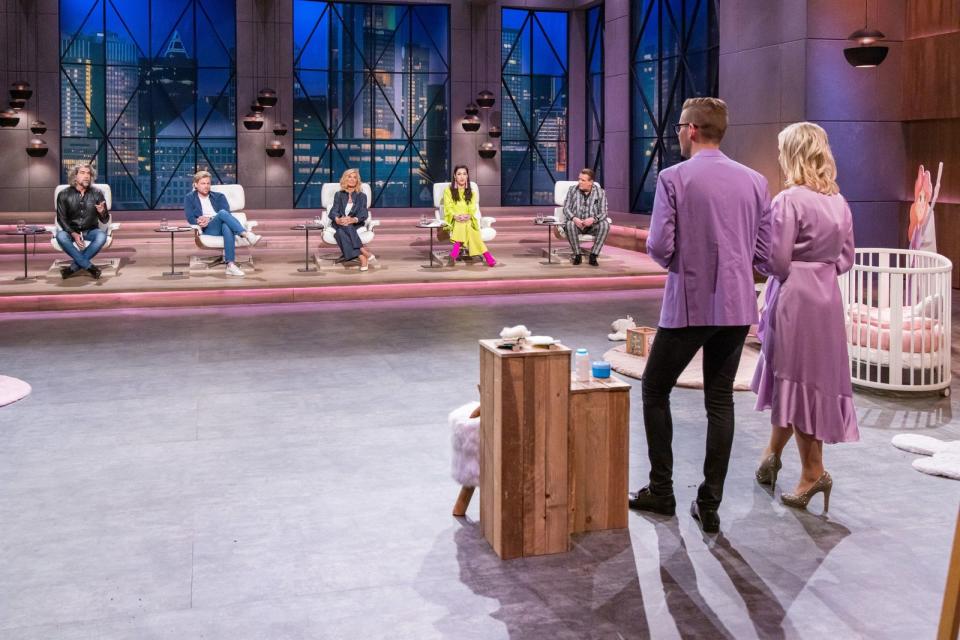 Das Gründerpaar überzeugt mit seinem professionellen Pitch alle fünf Löwinnen und Löwen: Nils Glagau, Tillman Schulz, Dagmar Wöhrl, Tijen Onaran und Ralf Dümmel. (Bild: RTL / Bernd-Michael Maurer)