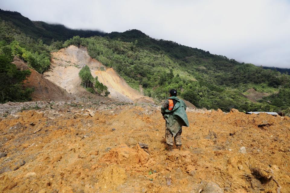 Un miembro de un equipo de rescate busca sobrevivientes en una zona donde se produjo un deslizamiento de tierra masivo por las lluvias ocasionadas por el paso de la tormenta Eta en la aldea de Queja, en Guatemala, el sábado 7 de noviembre de 2020. (Esteban Biba, Foto Pool vía AP)