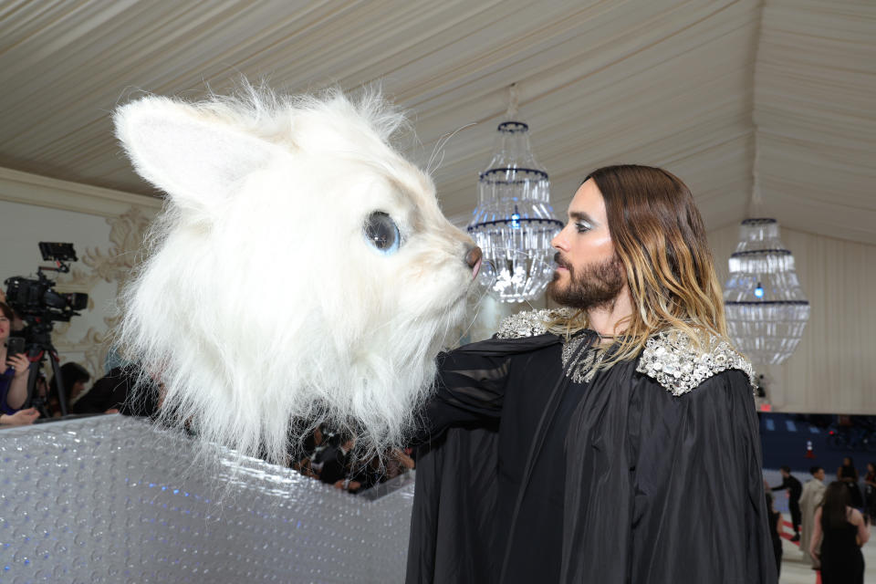 Jared Leto en la Met Gala 2023, con un look en honor a Choupette, la gata de Karl Lagerfeld (Photo by Kevin Mazur/MG23/Getty Images for The Met Museum/Vogue)