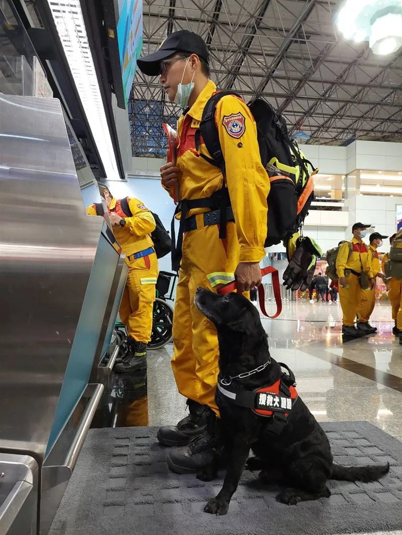 台中市搜救隊也抵達桃園機場，帶了搜救犬。（圖／翻攝畫面）