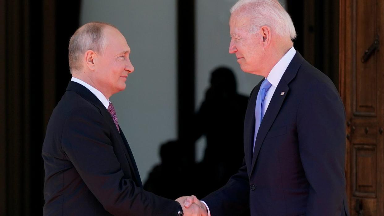 Der russische Präsident Wladimir Putin (l) und US-Präsident Joe Biden schütteln sich die Hände bei ihrem Treffen in der "Villa la Grange".