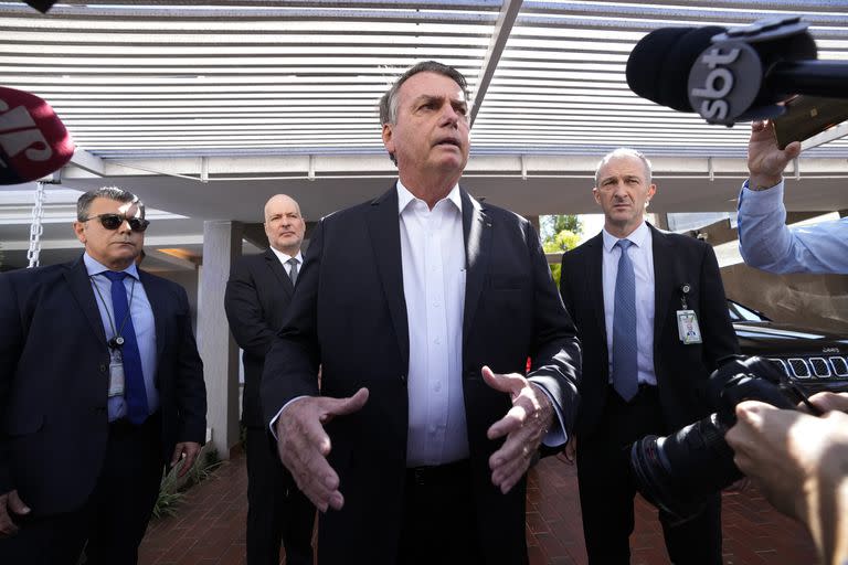 El expresidente Jair Bolsonaro habla con la prensa fuera de su casa en Brasilia tras el allanamiento de la policía federal. (AP/Eraldo Peres)