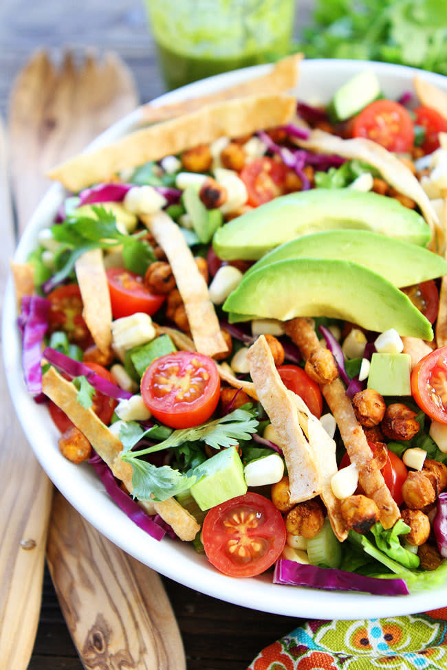 If you like ~crispy and delicious things~, now's the time to try roasted chickpeas. Recipe: Roasted Chickpea Taco Salad